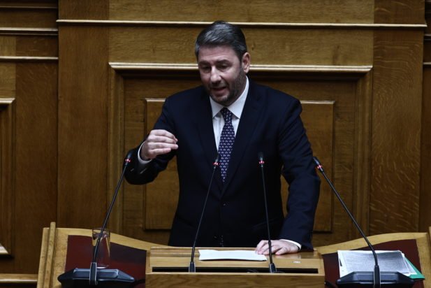 Ανδρουλάκης: Να μας αφηγηθεί ο κουμπάρος και κομματάρχης του πρωθυπουργού πώς κατέληξε να πρωταγωνιστεί στο σκάνδαλο διαφθοράς