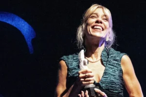 Η “Linda” της Penelope Skinner για 2η χρονιά στο θέατρο Επί Κολωνώ