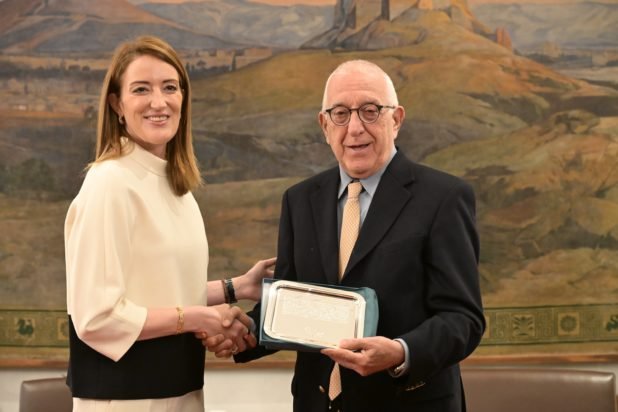 Συνάντηση Κακλαμάνη-Μέτσολα: «Όχι» σε περικοπές στους αγρότες – «Όχι» σε διαιρεμένη Κύπρο