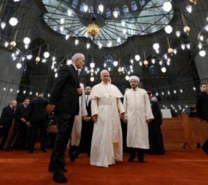 Στο Μπλε Τζαμί ο Πάπας Λέων: Έβγαλε τα παπούτσια αλλά δεν προσευχήθηκε