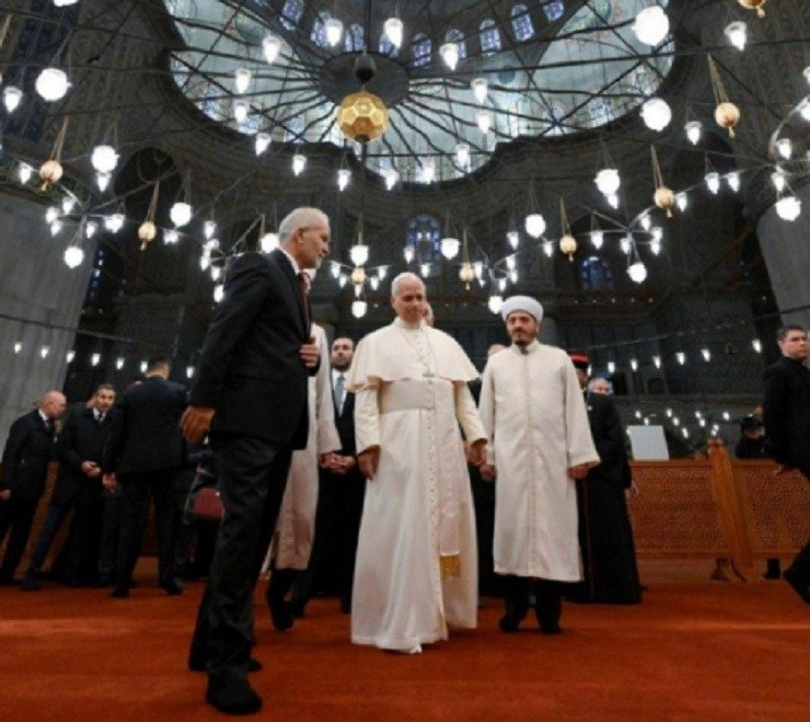 Στο Μπλε Τζαμί ο Πάπας Λέων: Έβγαλε τα παπούτσια αλλά δεν προσευχήθηκε