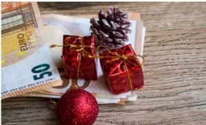 Δώρο Χριστουγέννων: Μέχρι πότε πρέπει να πληρωθείτε – Πώς να το υπολογίσετε – enikonomia.gr