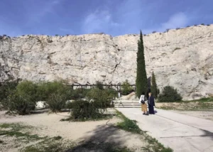 Η έκθεση του Αλέξανδρου Τζάννη στο παλιό λατομείο στο λόφο του Φιλοπάππου