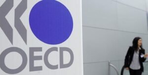 ΟΟΣΑ για Ελλάδα: Τι αναφέρει η νέα έκθεση για ανάπτυξη, χρέος και πλεονάσματα – enikonomia.gr