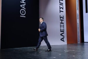 Αλέξης Τσίπρας: Η αποχώρηση από το Θέατρο Παλλάς μετά την παρουσίαση της «Ιθάκης» – ΒΙΝΤΕΟ