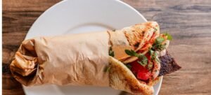 Νέα έρευνα για το σουβλάκι: Δείτε σε ποιες περιοχές ξεπερνάει τα 6 ευρώ – enikonomia.gr