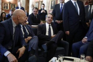 Ο κακός καιρός χάλασε το γεύμα Μητσοτάκη – βουλευτών της ΝΔ