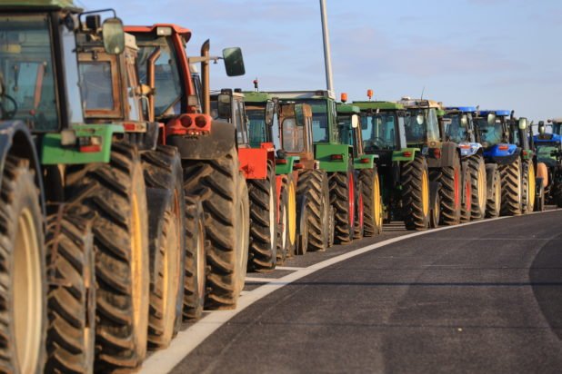 Δεν θα πραγματοποιηθεί αύριο η συνάντηση Χατζηδάκη και Τσιάρα με εκπροσώπους των αγροτών της Κρήτης