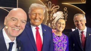 Ντόναλντ Τραμπ και Τζιάνι Ινφαντίνο σε viral selfie στην κλήρωση του Μουντιάλ 2026