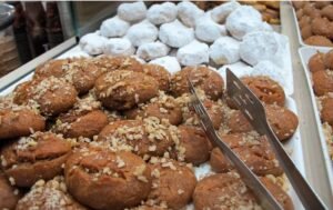 Κουραμπιέδες και μελομακάρονα: Δείτε αναλυτικά τους πίνακες με τις τιμές πώλησης τους – enikonomia.gr