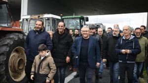 Στο μπλόκο των αγροτών στη Νίκαια ο Κουτσούμπας – «Στηρίζουμε τον δίκαιο αγώνα τους»