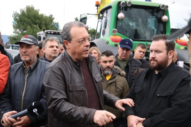 Ο Φάμελλος στα αγροτικά μπλόκα: Οι «γαλάζιες ακρίδες» έφαγαν τα δισεκατομμύρια των τίμιων αγροτών