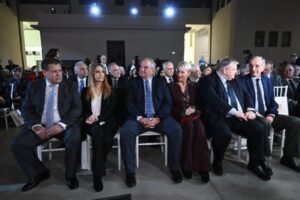 Αντώνης Σαμαράς: «Αυτοί που βρίσκονται στα μπλόκα δεν έχουν κερδίσει το Τζόκερ» – Ο θερμός εναγκαλισμός με