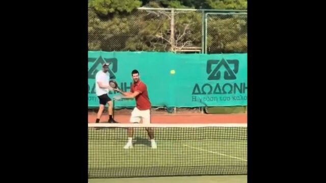 Aπολαυστικός Νόβακ Τζόκοβιτς: Έπαιξε τένις στο Καβούρι με…τηγάνι! (Βίντεο)