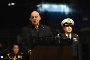 Νίκος Δένδιας στην φωταγώγηση του χριστουγεννιάτικου δέντρου στο στρατόπεδο «Παπάγου»: «Εμπεριέχει βαθύτατο