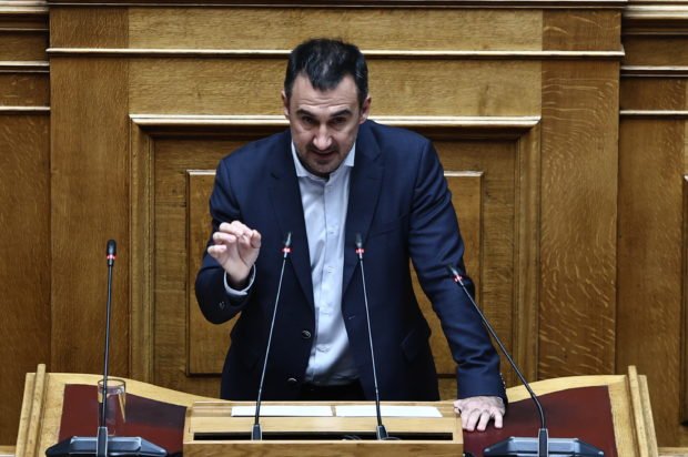 Χαρίτσης στη Βουλή: «Εγκληματική οργάνωση η οργή των παραγωγών;»