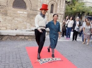 Ο Λ. Γαβαλάς μετατρέπει την Ερμού σε πασαρέλα με το «Κόκκινο Χαλί» και το ταμπεραμέντο του