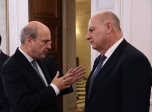 Κυβέρνηση: Επιδιώκει άμεση έναρξη διαλόγου με τους αγρότες – Γκρίνια και πιέσεις από τους «γαλάζιους»