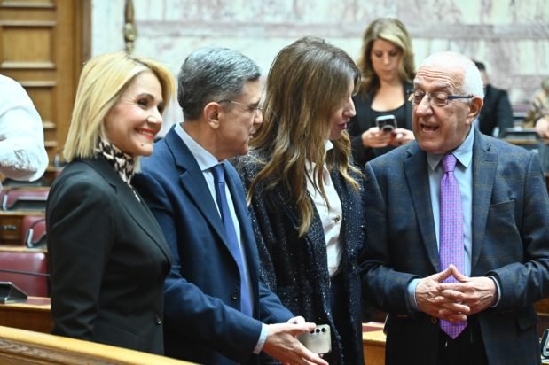 Τα πηγαδάκια στη συνεδρίαση της ΚΟ της ΝΔ – Τα χαμόγελα, οι φωτογραφίες και οι ευχές στον Γεωργιάδη