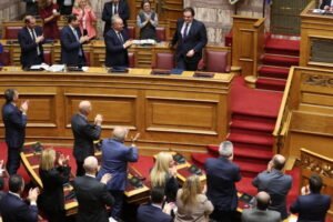 Η πρώτη εμφάνιση Πιερρακάκη στη Βουλή μετά την εκλογή στην προεδρία του Eurogroup – «Επέστρεψα από τις