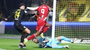 Άρης – Ολυμπιακός 0-0, Super League: Έβαλε… αυτογκόλ, αλλά κράτησε την κορυφή!