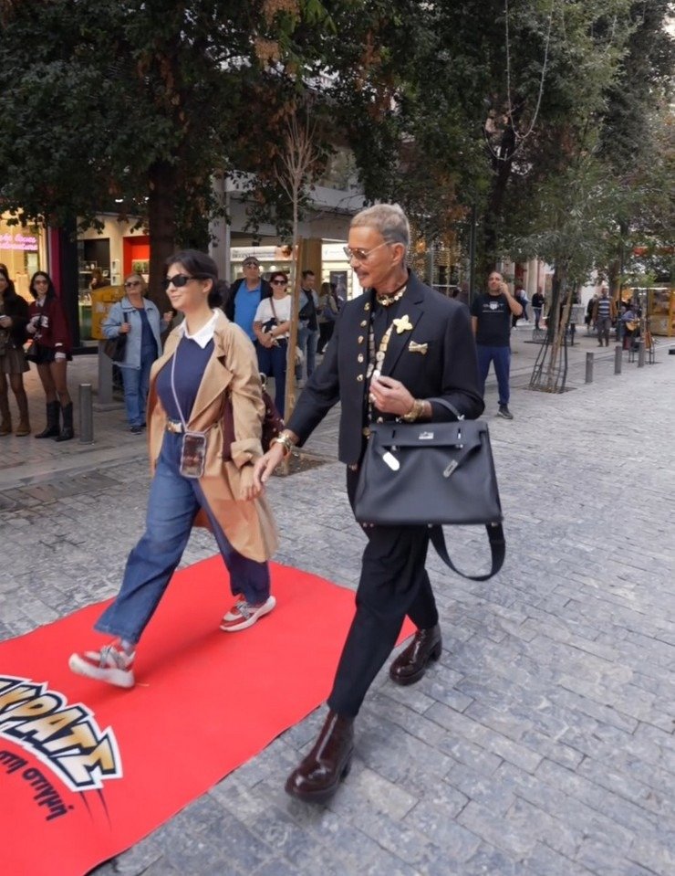 Ο Λάκης Γαβαλάς χαρίζει red carpet στιγμές στην καρδιά της Ερμού