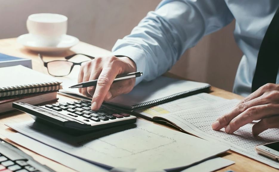 Ελεύθεροι επαγγελματίες: Οι κερδισμένοι και οι χαμένοι για το 2026 – enikonomia.gr