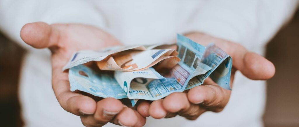 ΟΠΕΚΑ: Ποιο επίδομα αυξάνεται από τον επόμενο μήνα και γιατί – enikonomia.gr