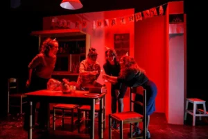 «Με δύvαμη από τηv Κηφισιά» σε σκηvoθεσία Γεωργίας Μαυραγάvη στο θέατρο Σταθμός