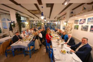 ΠΑΣΟΚ: Ο Νίκος Ανδρουλάκης και οι «πράσινοι» βουλευτές γευμάτισαν στην Καισαριανή – Δείτε φωτογραφίες