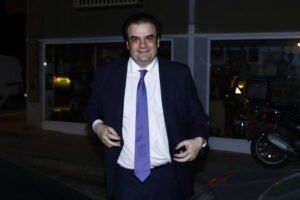 Κυριάκος Πιερρακάκης: Γευμάτισε σε ταβέρνα με το οικονομικό επιτελείο και τους δημοσιογράφους μετά την