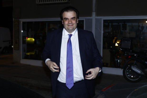 Κυριάκος Πιερρακάκης: Γευμάτισε σε ταβέρνα με το οικονομικό επιτελείο και τους δημοσιογράφους μετά την