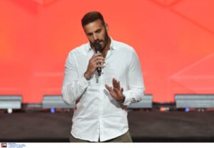 Εκτός ευρωομάδας ΣΥΡΙΖΑ ο Νίκος Παππάς μετά την επίθεση στον δημοσιογράφο Νίκο Γιαννόπουλο – Η μήνυση και οι