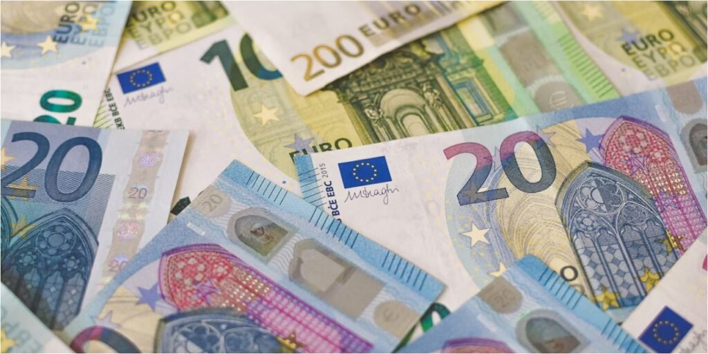 Οφειλές προς το Δημόσιο: «Φρένο» στα σενάρια για νέα ρύθμιση – Τι απαντά το υπουργείο Εθνικής Οικονομίας και