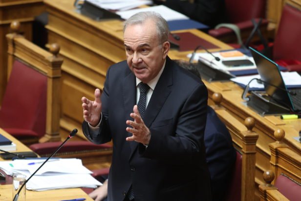 Βουλή-Παπαθανάσης: Η κυβέρνηση διαπραγματεύεται και φέρνει πολύ υψηλότερους πόρους στη χώρα – Κριτική από