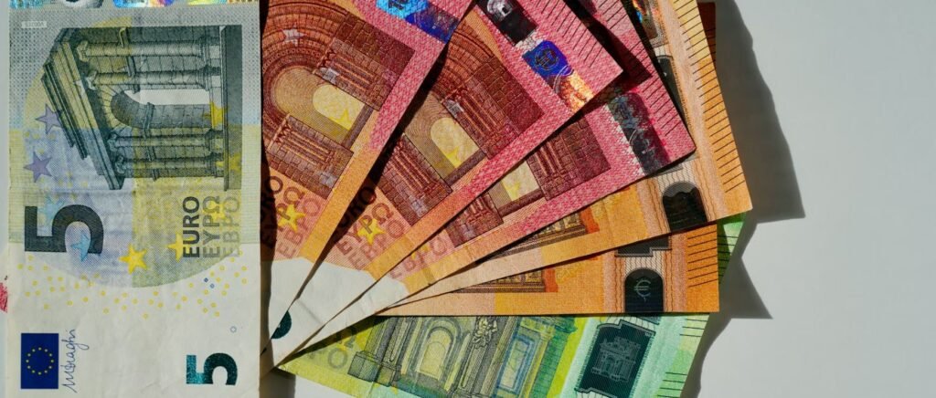 Χριστούγεννα και Πρωτοχρονιά: Δείτε πόσα χρήματα θα πάρουν ως αμοιβή όσοι εργαστούν – enikonomia.gr