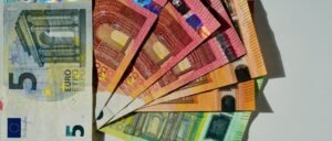 Χριστούγεννα και Πρωτοχρονιά: Δείτε πόσα χρήματα θα πάρουν ως αμοιβή όσοι εργαστούν – enikonomia.gr