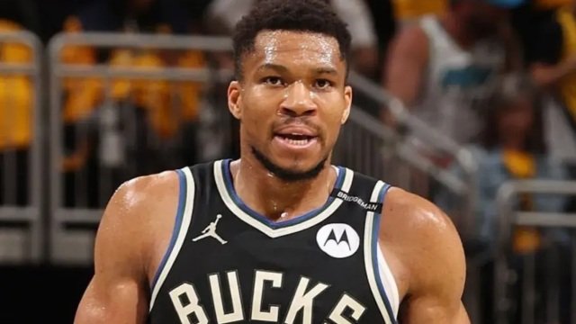 Γιάννης Αντετοκούνμπο: “Είμαι η πιο καυτή γκόμενα στο παιχνίδι αυτή τη στιγμή” (Βίντεο)