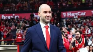 Βασίλης Σπανούλης: “Καλησπέρα στον κανένα” – Η άδεια αίθουσα στη συνέντευξη τύπου, το viral βίντεο και ο ευρωπαϊκός αντίκτυπος (Βίντεο)