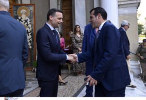 Κόντρα Πλεύρη-Δούκα για το rave πάρτι στα σκαλιά εκκλησίας στο Γαλάτσι: «Απλά ντροπή» – «Υποκρισία και