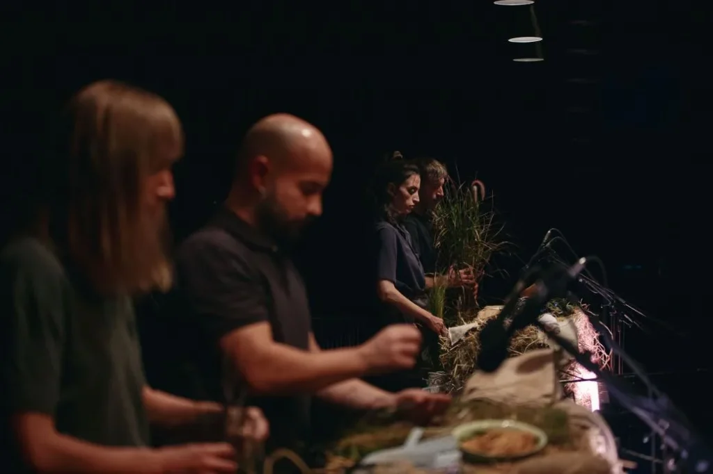 Η παράσταση “Cow | Deer” σε συνθήκες προσβασιμότητας στη Νέα Σκηνή «Νίκος Κούρκουλος»