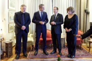 Μητσοτάκης: Συνάντηση με την οικογένεια του Ιωνά Καρούση – «Να καταπολεμήσουμε την τρομοκρατία σε όλες τις