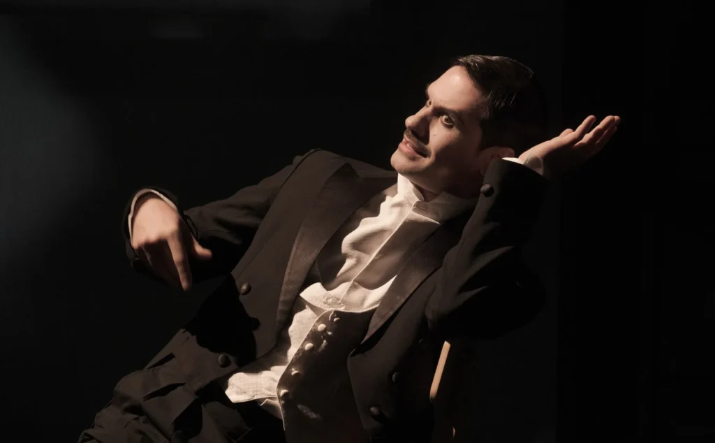 «Εκείνος που έκλεψε τη μέρα και πλήρωσε τη νύχτα» σε σκηνοθεσία Θωμά Μοσχόπουλου στο Νέο Θέατρο Βασιλάκου