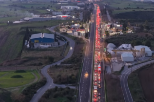 Αγροτικά μπλόκα: Ουρές χιλιομέτρων στην Αθηνών-Λαμίας
