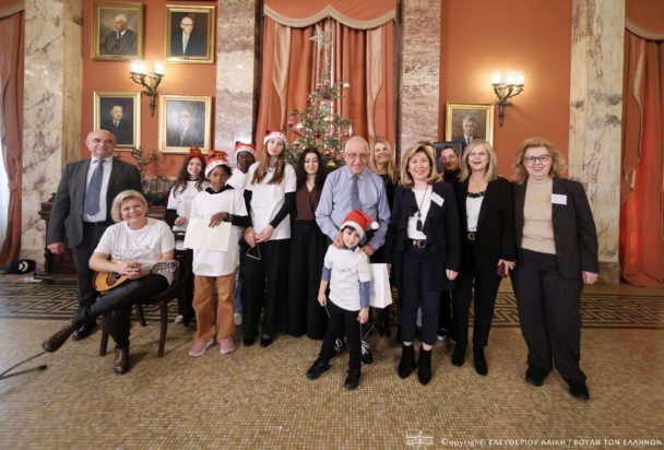 Βουλή: «Πλημμύρισε» με κάλαντα και παραδοσιακούς χορούς από ολόκληρη την Ελλάδα