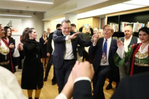 Χριστουγεννιάτικα κάλαντα από την Πανηπειρωτική Συνομοσπονδία στον Σωκράτη Φάμελλο – Ο χορός του προέδρου