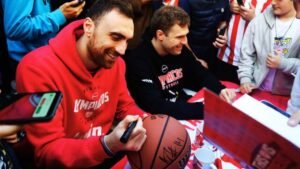 Oλυμπιακός: Βεζένκοφ και Μιλουτίνοφ έβγαλαν φωτογραφίες και μοίρασαν αυτόγραφα στην Πλατεία Κοραή! (Εικόνες & βίντεο)