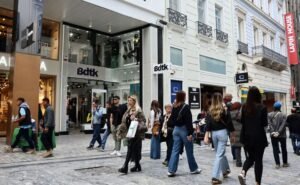 Χειμερινές εκπτώσεις 2026: Πότε κάνουν πρεμιέρα και τι πρέπει να γνωρίζουν οι καταναλωτές για τις αγορές