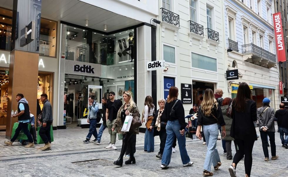 Χειμερινές εκπτώσεις 2026: Πότε κάνουν πρεμιέρα και τι πρέπει να γνωρίζουν οι καταναλωτές για τις αγορές