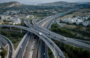 Αττική Οδός: Νέες τιμές στα διόδια από το 2026 – Πόσο θα πληρώνουν ΙΧ και φορτηγά – enikonomia.gr